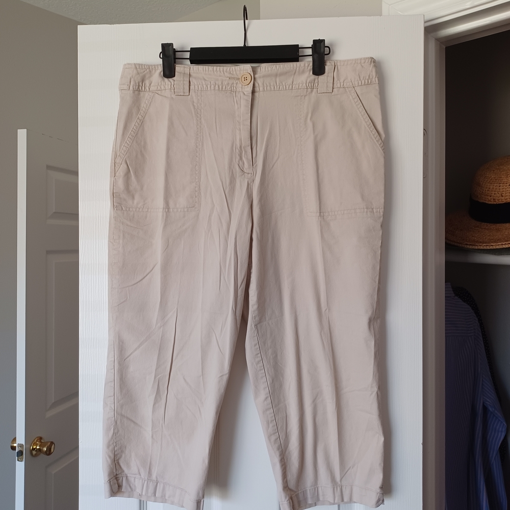 White Stag Cream Capris with Front Pockets (Size 14)